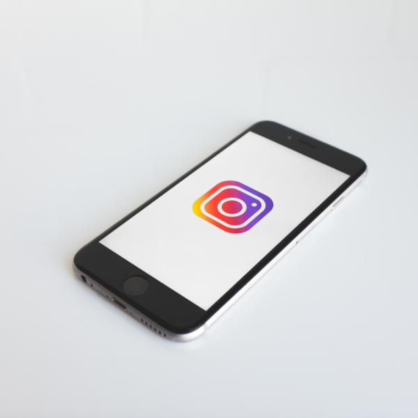Garder le contact tout en luttant contre la désinformation : la mission d'Instagram