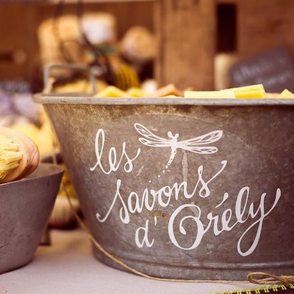 Un bocal en verre réutilisable avec 10 mini-savons de 25 grammes et un baume à lèvres nature offert par Les Savons D’Orely Un bocal en verre réutilisable avec 10 mini-savons de 25 grammes et un baume à lèvres nature offert par Les Savons D’Orely