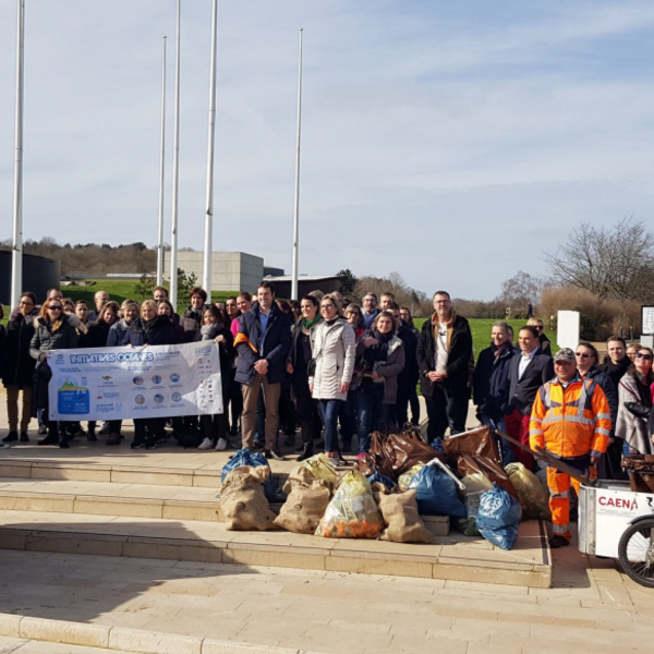 Nerepix et Surfrider Calvados lors d'un ramassage de déchets Nerepix et Surfrider Calvados lors d'un ramassage de déchets