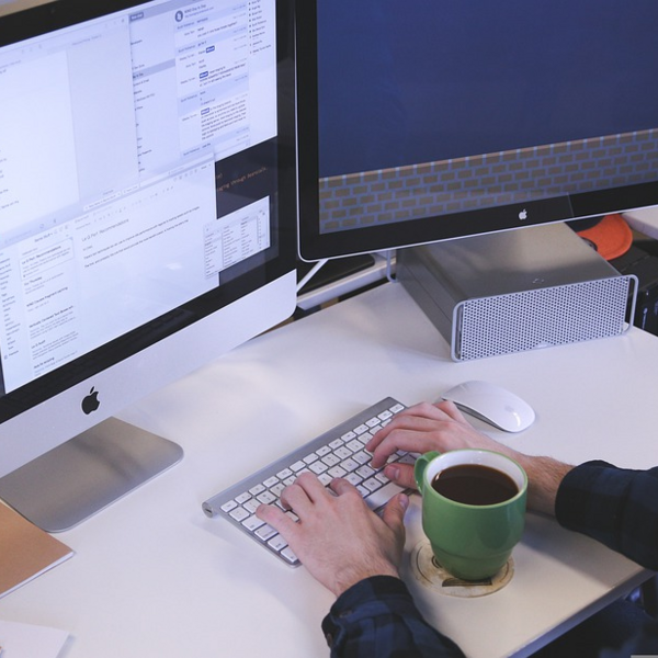 Personne en plein travail sur un ordinateur Personne en plein travail sur un ordinateur