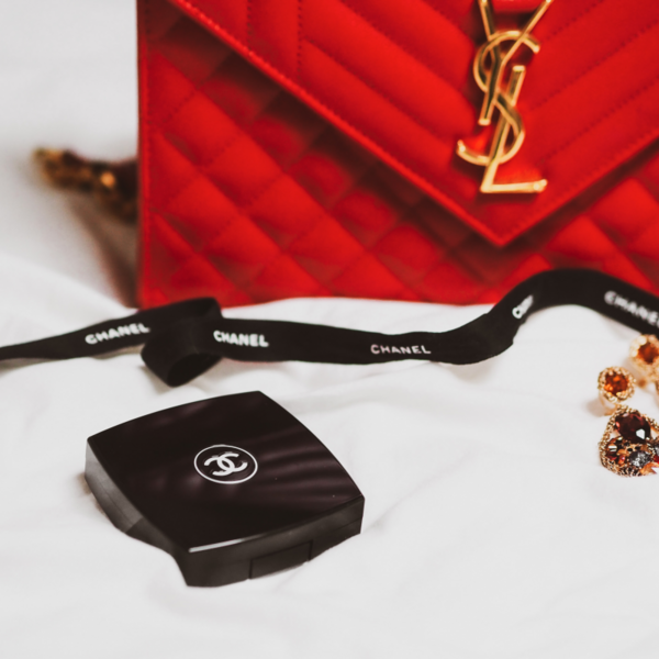 exemple de deux logos monogrammes (Chanel et Yves Saint Laurent) exemple de deux logos monogrammes (Chanel et Yves Saint Laurent)