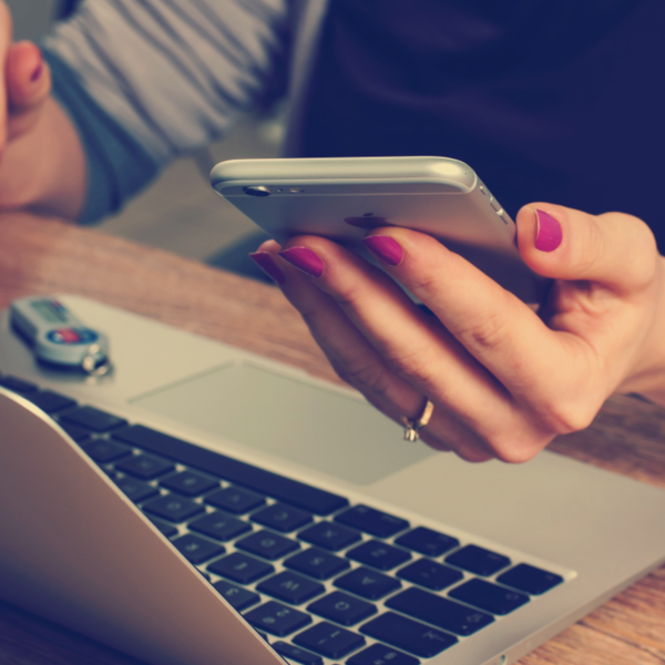 utiliser son téléphone au travail réduit votre efficacité utiliser son téléphone au travail réduit votre efficacité