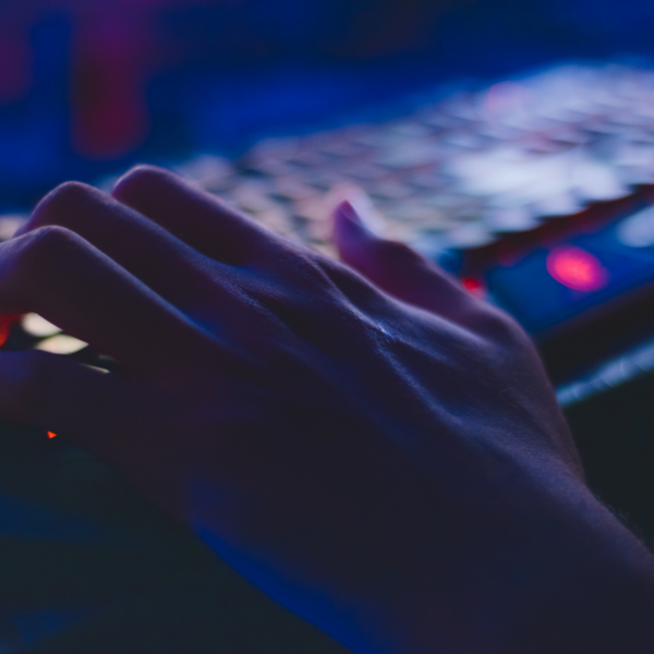 Personne en train d'écrire sur un clavier Personne en train d'écrire sur un clavier